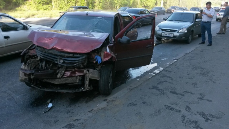 На Октябрьском мосту разбились два автомобиля На Октябрьском мосту разбились два автомобиля