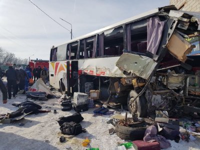 Под Воронежем грузовик столкнулся с автобусом Под Воронежем грузовик столкнулся с автобусом