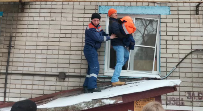 Спасатели предотвратили падение ребёнка из окна липецкой многоэтажки
