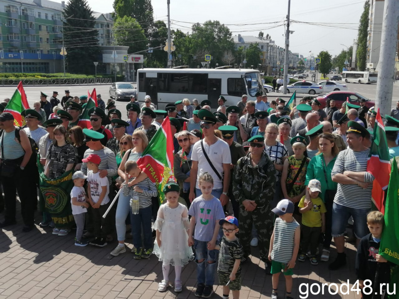 На площади Героев начался митинг в честь Дня пограничника