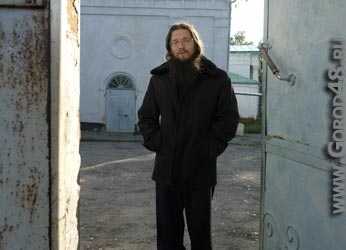 Сельского священника подозревают в издевательствах над женой и детьми. Сельского священника подозревают в издевательствах над женой и детьми.