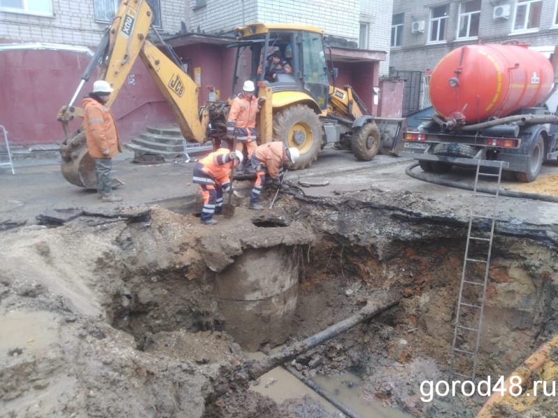 Несколько домов на улицах Ленина и Зегеля остались без воды из-за изношенной трубы Несколько домов на улицах Ленина и Зегеля остались без воды из-за изношенной трубы