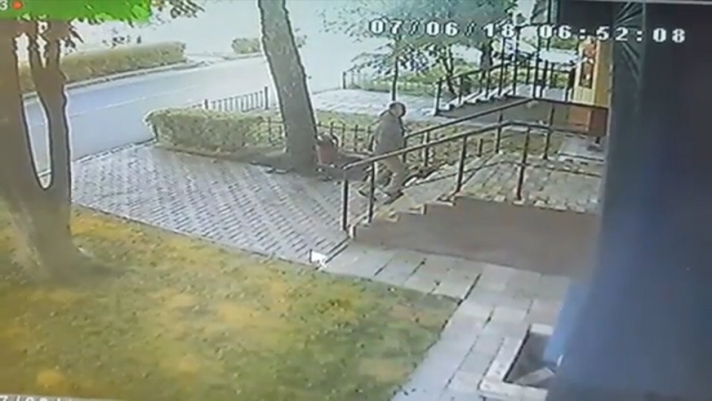 Лампочковый вор из Липецка попал на камеры Лампочковый вор из Липецка попал на камеры