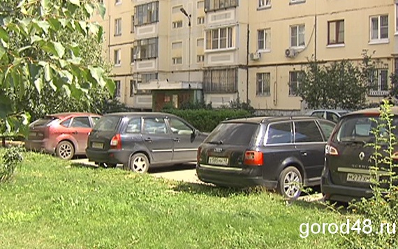 Трое липчан громили автомобили во дворе жилого дома Трое липчан громили автомобили во дворе жилого дома