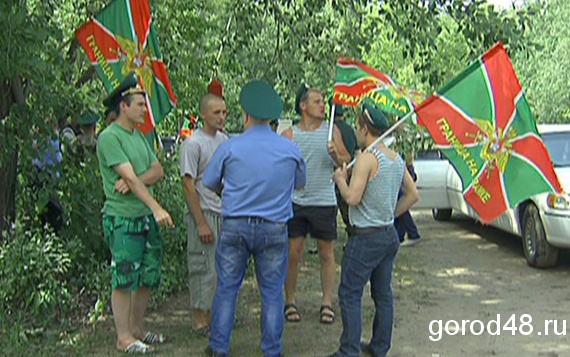 Пограничники разъезжали по Липецку на лимузине Пограничники разъезжали по Липецку на лимузине