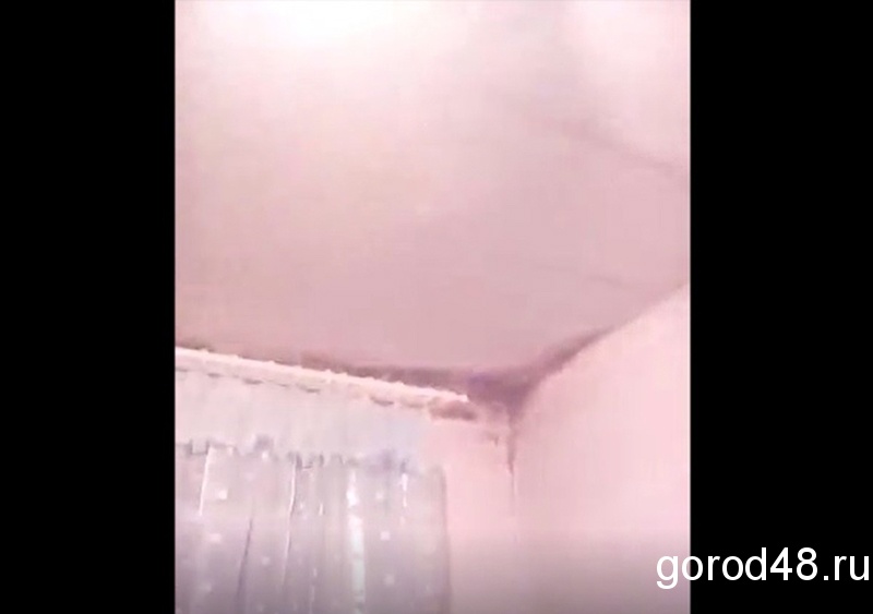 В Липецке дом остался без крыши перед ливнем В Липецке дом остался без крыши перед ливнем