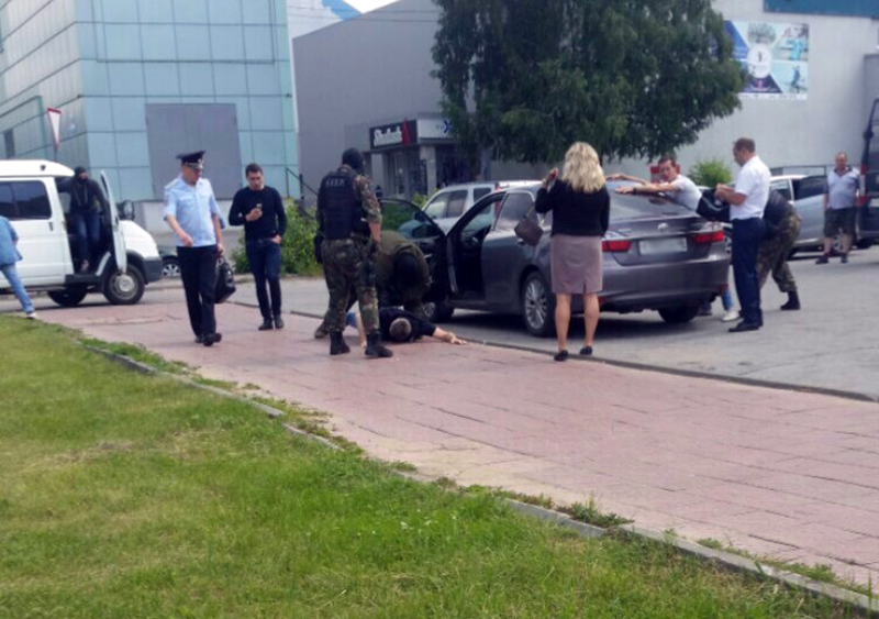 В Липецке СОБР «взял» машину, багажник которой оказался набит деньгами В Липецке СОБР «взял» машину, багажник которой оказался набит деньгами