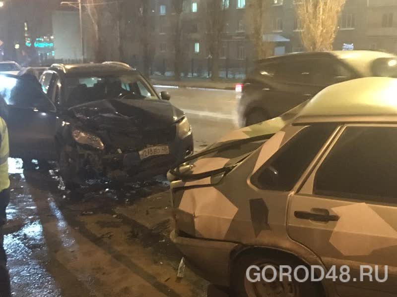 Два человека пострадали в столкновении трех автомобилей на улице Механизатров Два человека пострадали в столкновении трех автомобилей на улице Механизатров