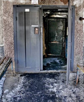 Причиной пожара в подъезде дома на улице Неделина могло стать замыкание проводки Причиной пожара в подъезде дома на улице Неделина могло стать замыкание проводки