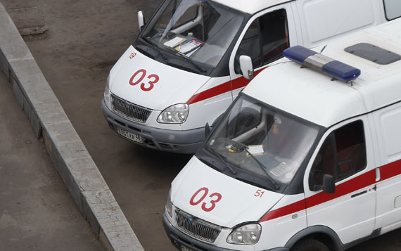Автомобиль сбил двух ребят на мопеде Автомобиль сбил двух ребят на мопеде