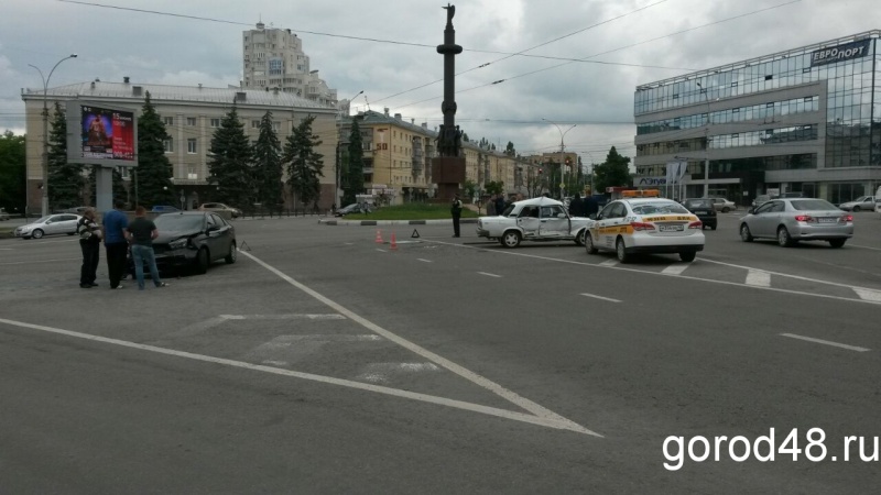 Столкновение на площади Плеханова записала камера наблюдения Столкновение на площади Плеханова записала камера наблюдения