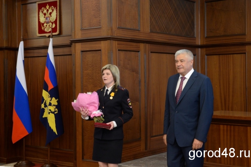 Глава МВД Владимир Колокольцев вручил награды липецким полицейским за мужество при спасении людей Глава МВД Владимир Колокольцев вручил награды липецким полицейским за мужество при спасении людей
