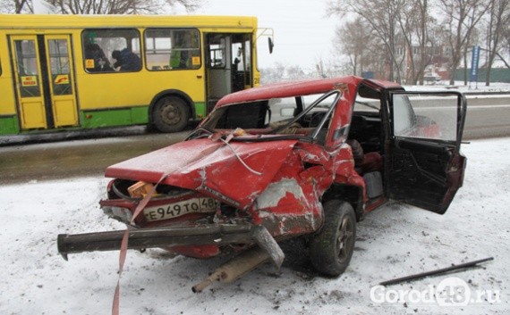 В Липецке «ВАЗ-2105» протаранил пассажирский автобус В Липецке «ВАЗ-2105» протаранил пассажирский автобус