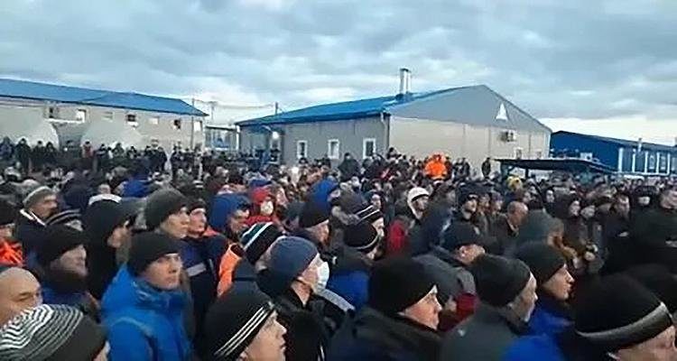 Вахтовики в Якутии устроили митинг из-за коронавируса Вахтовики в Якутии устроили митинг из-за коронавируса