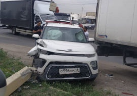 Иномарка снесла столб на заправке в Липецке