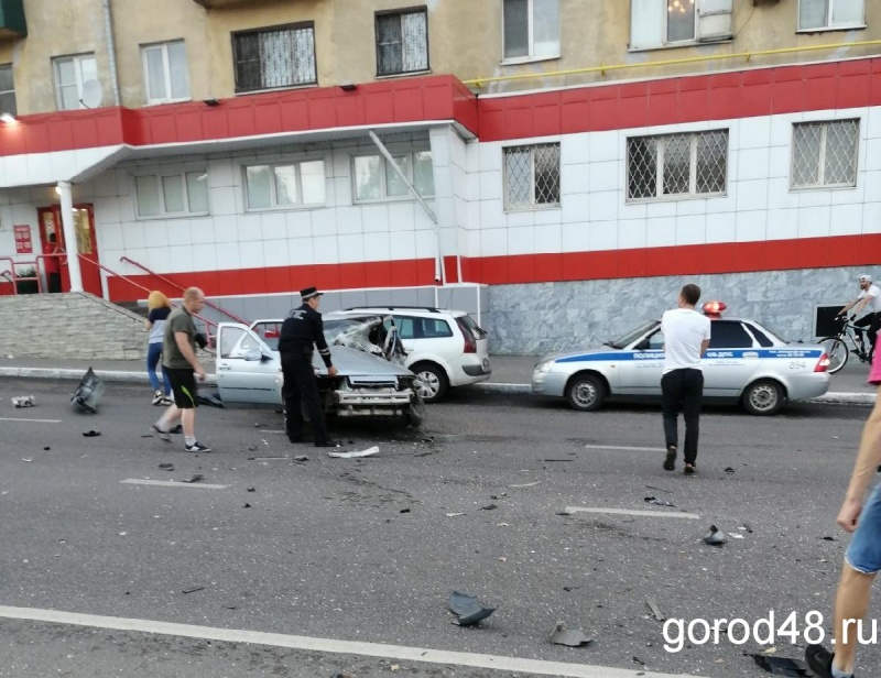 На улице Студеновской уходивший от погони водитель устроил аварию На улице Студеновской уходивший от погони водитель устроил аварию