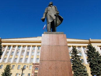 Коммунисты пикетируют обладминистрацию в поддержку матырцев Коммунисты пикетируют обладминистрацию в поддержку матырцев