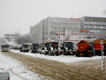 На дороги Липецка высыпано 11,8 тыс. кубометров песко-соляной смеси На дороги Липецка высыпано 11,8 тыс. кубометров песко-соляной смеси