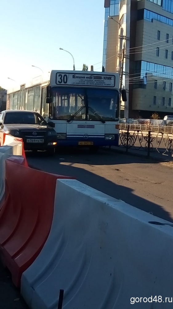 На Петровском мосту пробка из-за мелкой аварии На Петровском мосту пробка из-за мелкой аварии