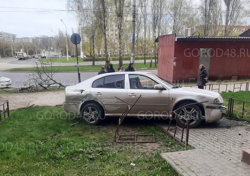 «Шкода» чуть не въехала в магазин на пересечения улиц Яна Берзина и ...