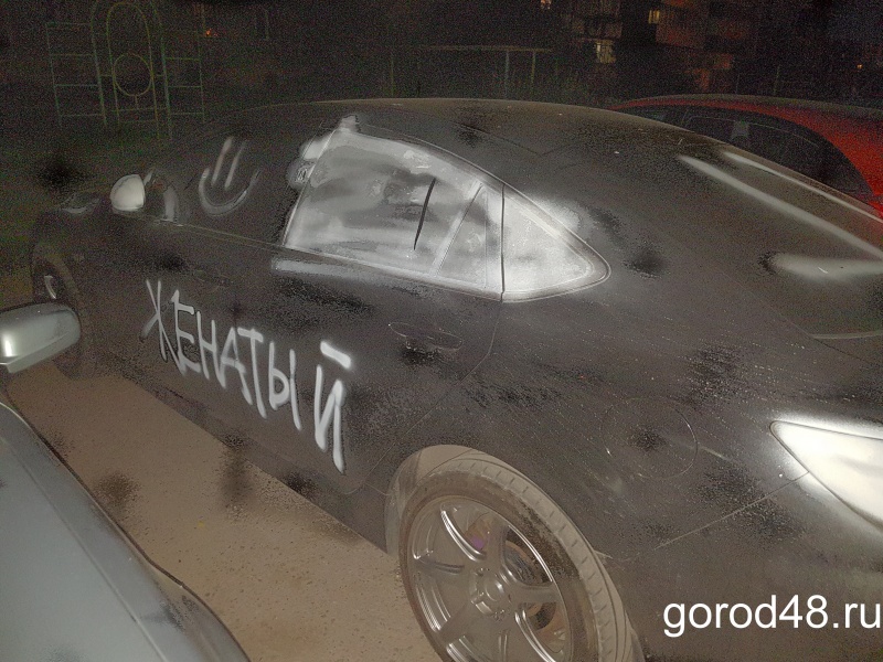 Автомобиль стал жертвой любовных разборок Автомобиль стал жертвой любовных разборок