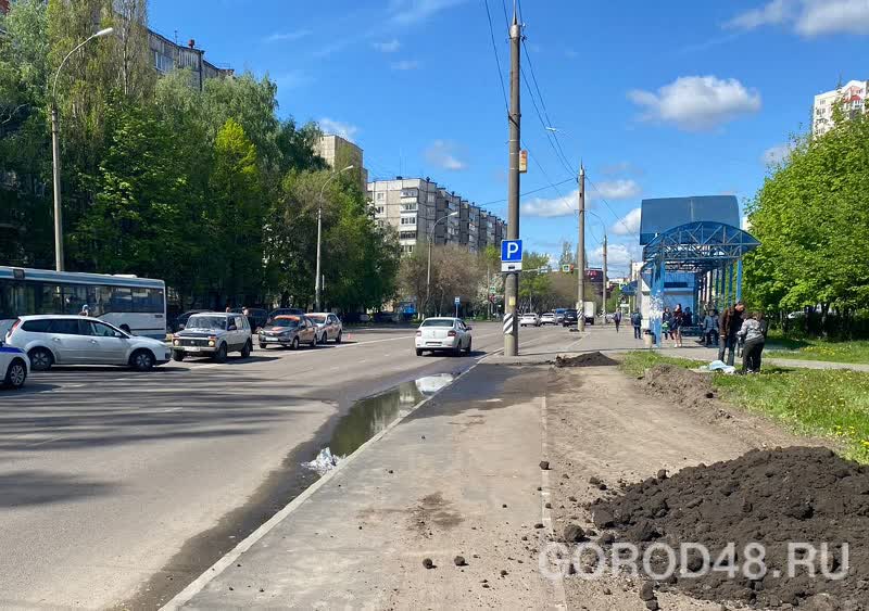 Дтп 13.11. Улица с остановкой. Ул Меркулова остановка. Меркулова 49 Липецк происшествия.