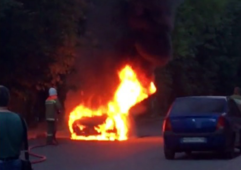 В Липецке сгорел автомобиль (ВИДЕО) В Липецке сгорел автомобиль (ВИДЕО)