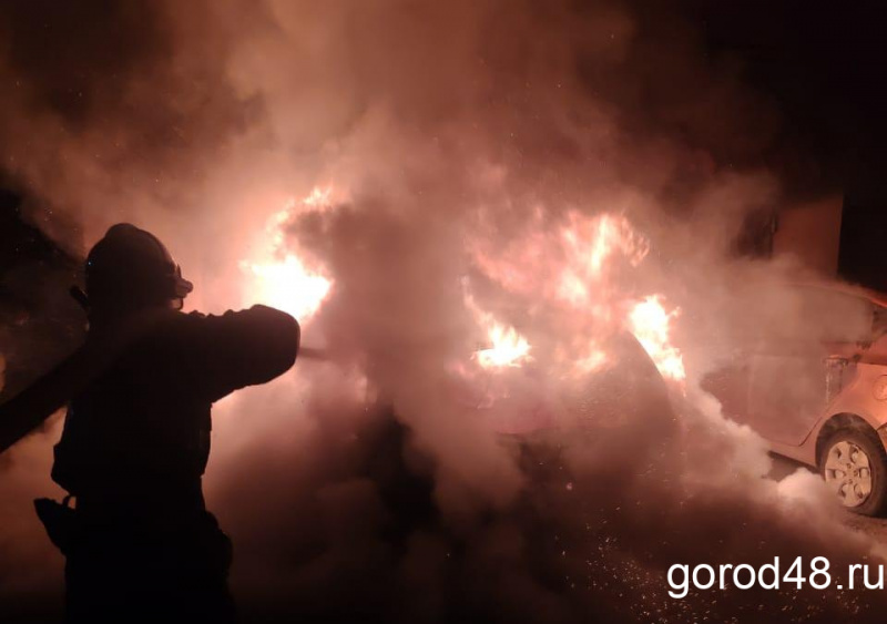 Пять автомобилей и гараж горели на улице Депутатской этой ночью Пять автомобилей и гараж горели на улице Депутатской этой ночью
