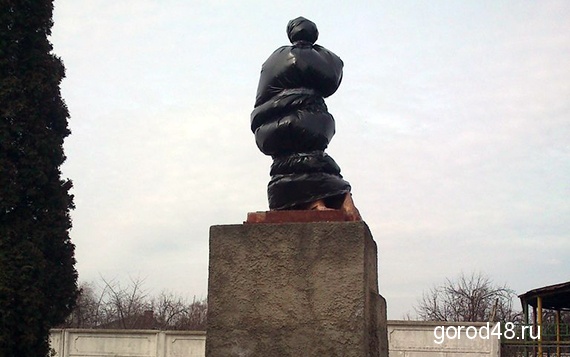 В Ельце разрушен памятник Ленину В Ельце разрушен памятник Ленину
