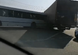 На Товарном проезде столкнулись автобус и фура
