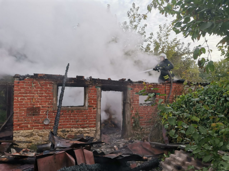 В Липецкой области горели надворная постройка и мусор в заброшенном здании