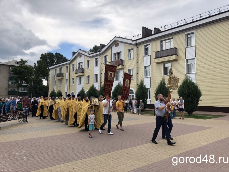 День семьи, любви и верности отпраздновали крестным ходом День семьи, любви и верности отпраздновали крестным ходом