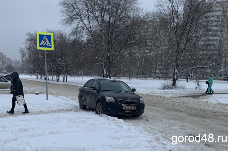 Неужели в Липецке настолько не хватает парковок, что машины нужно ставить на «зебре»? (ФОТО) Неужели в Липецке настолько не хватает парковок, что машины нужно ставить на «зебре»? (ФОТО)