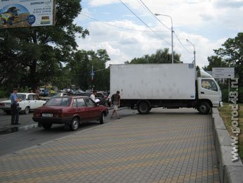 В центре Липецка произошло столкновение 3-х автомобилей В центре Липецка произошло столкновение 3-х автомобилей