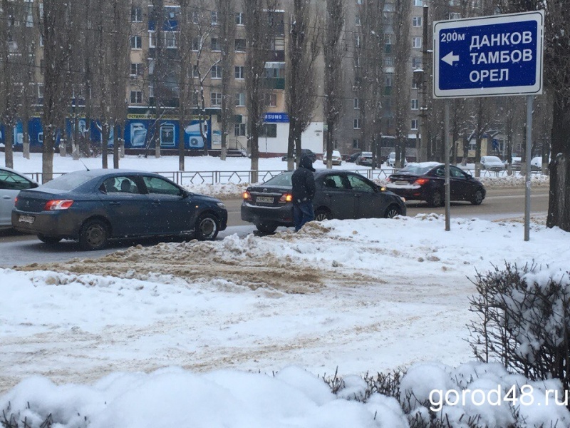 Столкновение иномарок собрало пробку в 1,5 км Столкновение иномарок собрало пробку в 1,5 км