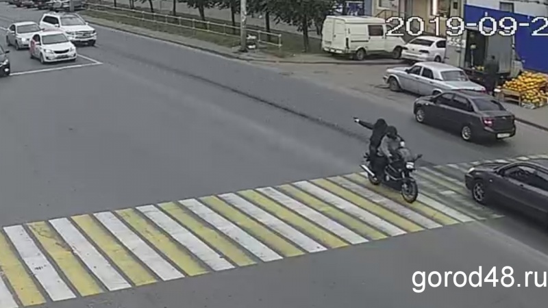 Погоню автоюриста за мотоциклом стрелков записали камеры уличного наблюдения Погоню автоюриста за мотоциклом стрелков записали камеры уличного наблюдения