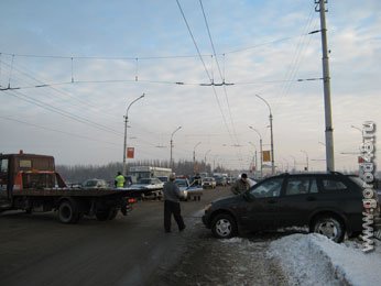 В Липецке автомобиль едва не упал с моста В Липецке автомобиль едва не упал с моста