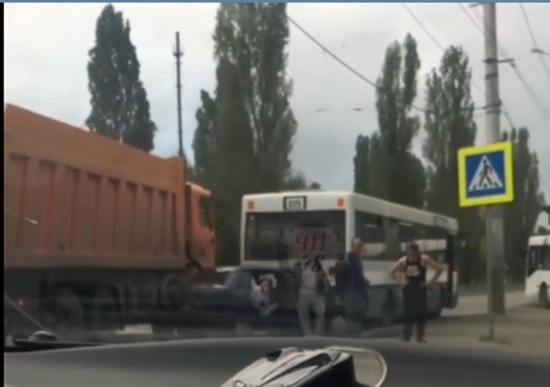 В Липецке произошло ДТП с участием легковушки, грузовика и автобуса В Липецке произошло ДТП с участием легковушки, грузовика и автобуса