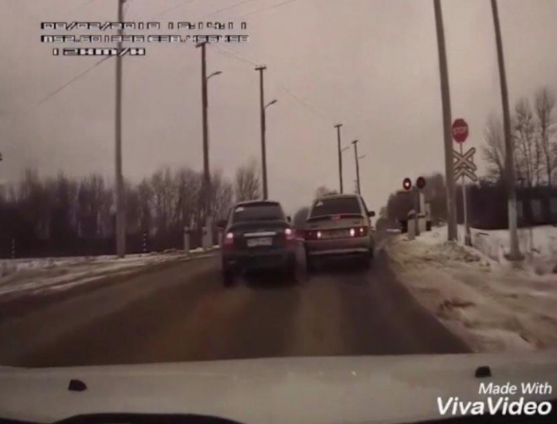 Ельчане-нарушители правил движения на переезде попали на видео Ельчане-нарушители правил движения на переезде попали на видео