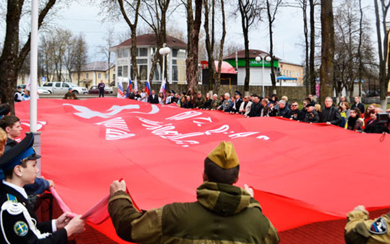 В Липецке развернут 200-метровое Знамя Победы В Липецке развернут 200-метровое Знамя Победы