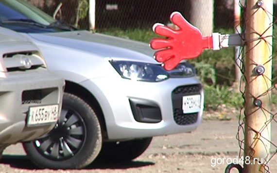 В Липецке на месте хоккейной коробки появилась автопарковка В Липецке на месте хоккейной коробки появилась автопарковка