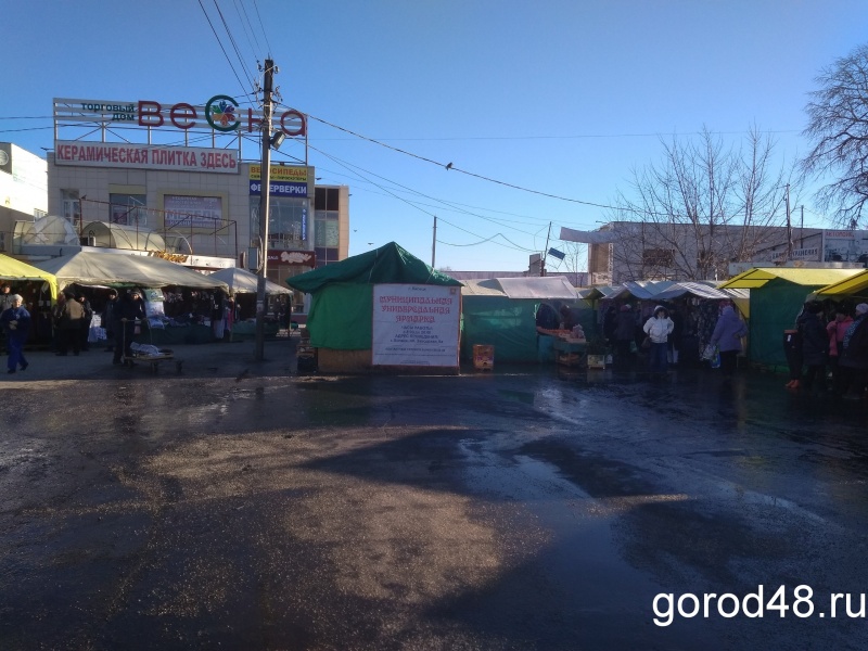 На Заводской площади горели торговые палатки На Заводской площади горели торговые палатки