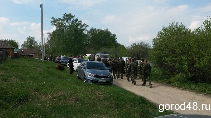 Следователи осматривают место обнаружения тела Артема Перфилова Следователи осматривают место обнаружения тела Артема Перфилова