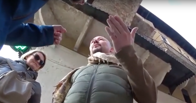 Боец АТО опубликовал видео с плевками в ведущего Шейнина Боец АТО опубликовал видео с плевками в ведущего Шейнина