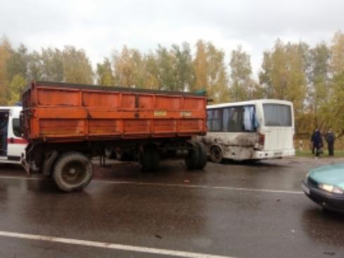 В Липецкой области пассажирский автобус столкнулся с грузовиком В Липецкой области пассажирский автобус столкнулся с грузовиком