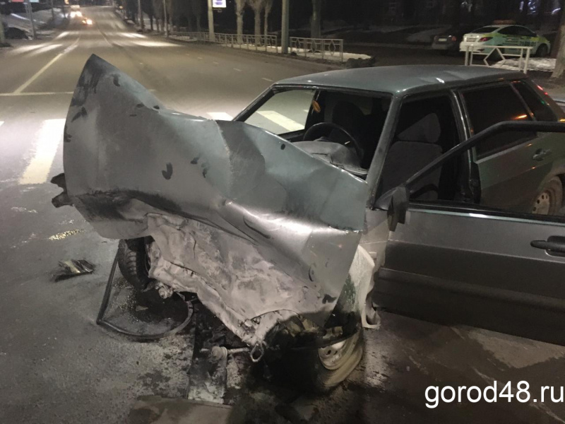 После ДТП водителя из машины доставали участники происшествия После ДТП водителя из машины доставали участники происшествия