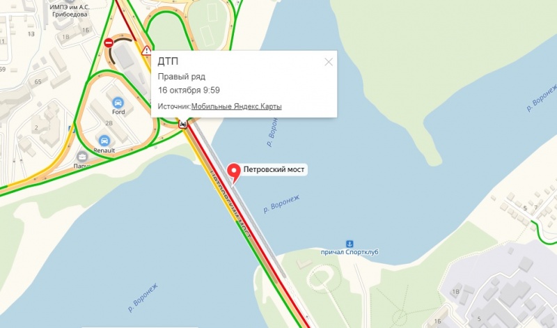 Авария затруднила движение на подъездах к Петровскому мосту Авария затруднила движение на подъездах к Петровскому мосту
