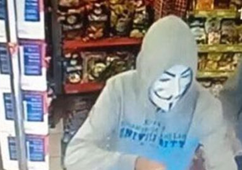 Мужчина в маске и светлом свитере похитил из магазина алкогольные напитки и икру Мужчина в маске и светлом свитере похитил из магазина алкогольные напитки и икру