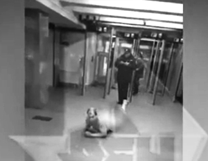 Голый мужчина ползал по вестибюлю в столичном метро Голый мужчина ползал по вестибюлю в столичном метро