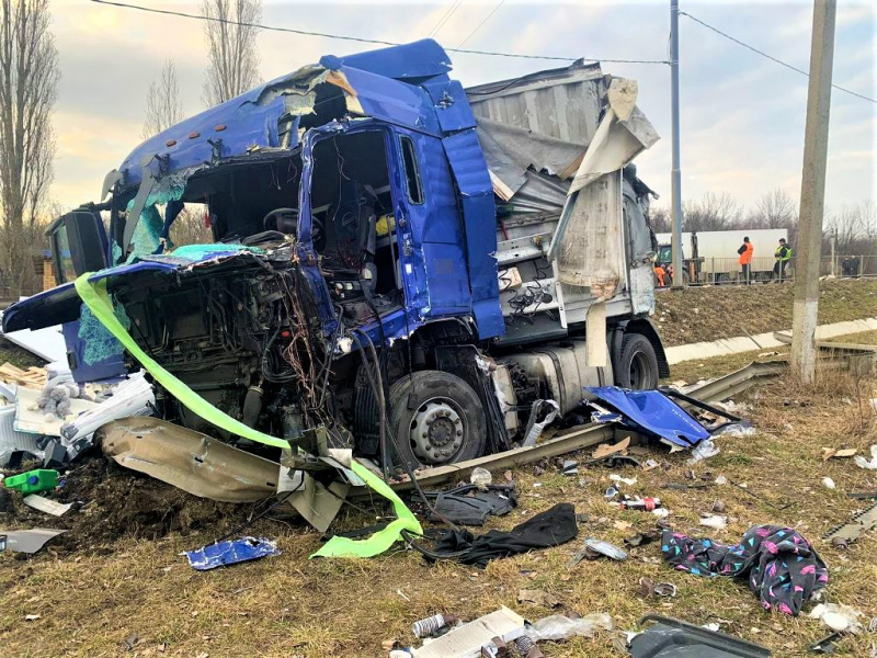 В столкновении двух грузовиков погиб 33-летний водитель